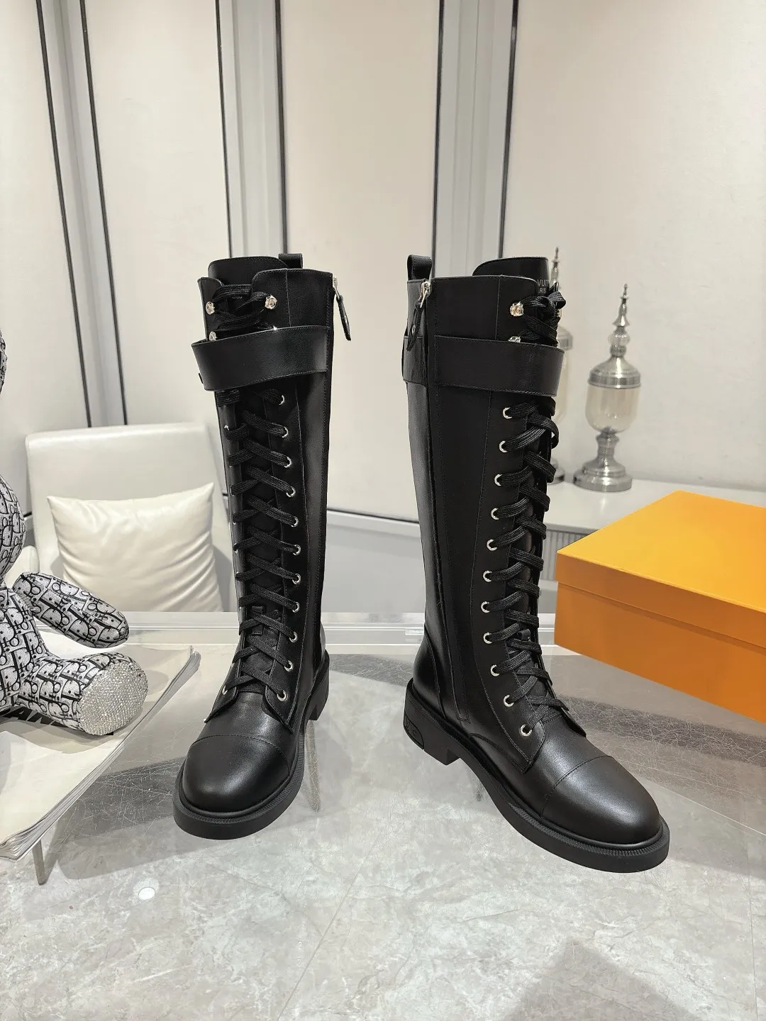👟👟Ex-factory price 720👟👟 Louis Vuitton Louis Vuitton 2024 autumn and winter high-end customization, catwalk style of major celebrity Internet celebrities, century-old classic, exquisite craftsmanship, comfortable on the feet, side zipper design for easy putting on and taking off. This Citizen flat boots are made of smooth cow leather to demonstrate military style, and the adjustable strap embellished with the LV Capucines logo pays tribute to the Capucines handbag. The LV monogram embossed on the heel subtly echoes the Lozine trim of Louis Vuitton’s traditional trunks. Fabric: Full-grain cowhide Lining: Cowhide Buckle: Original molded outsole Original molded Color: Black Brown Code number 36 to 40 (41 to 42 can be customized and non-refundable) Bosses are welcome to make orders